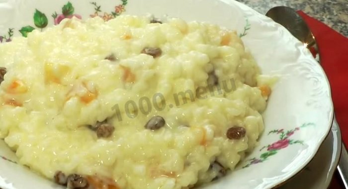 Рисовая каша с изюмом и молоком