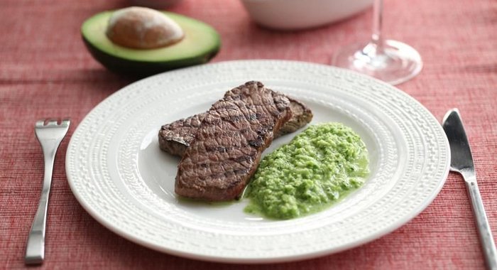 Стейк с соусом из авокадо