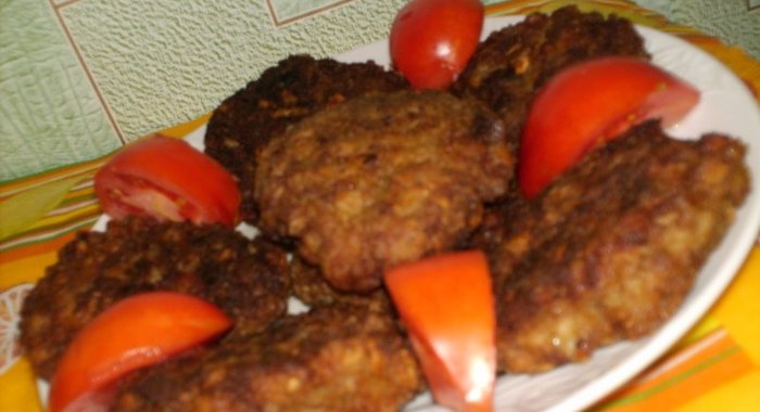 Котлеты из куриной печени и мясного фарша с овощами