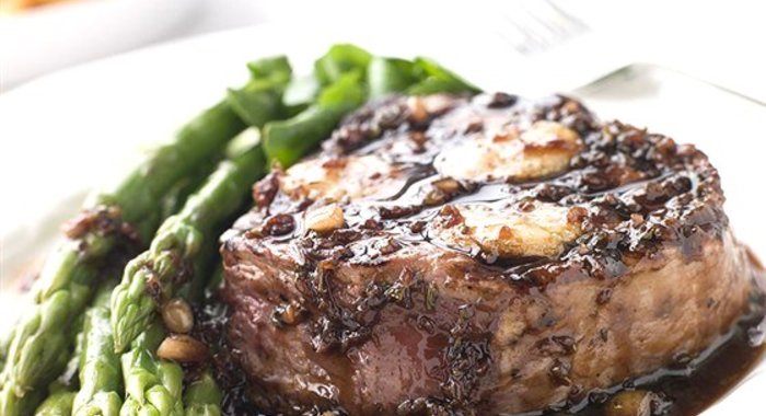 Стейк говяжий с грибами и мадерой