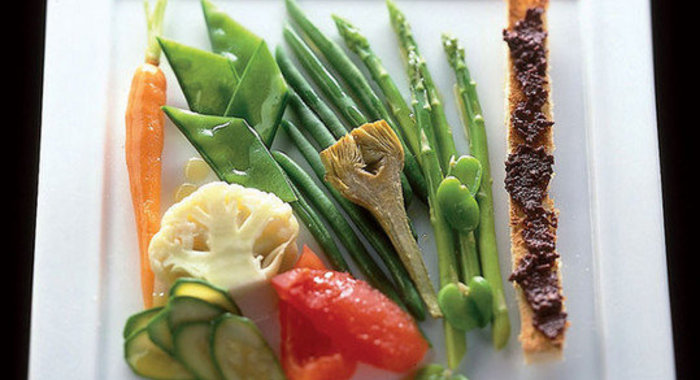 Теплые овощи с тапенадой