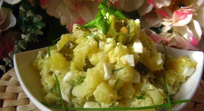 Картофельный салат с малосольным огурцом