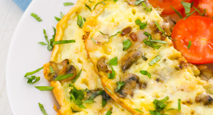 Омлет с грибами, помидорами и базиликом