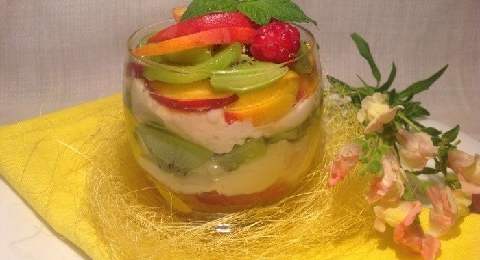 Творожный мусс с персиками и киви