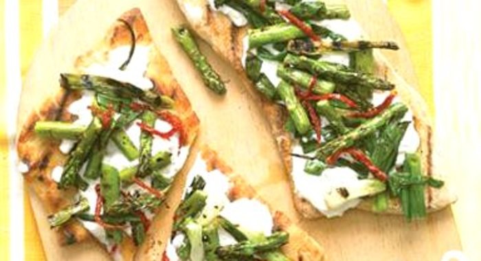 Пицца на гриле со спаржей и помидорами