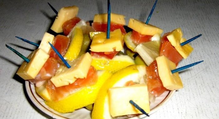 Простые канапе с семгой и сыром