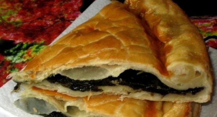 Пирог со щавелем из слоеного теста