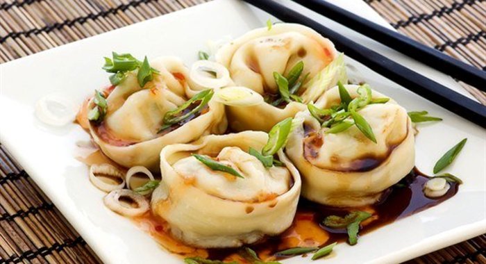 Японские пельмени с креветками, каштанами и шпинатом