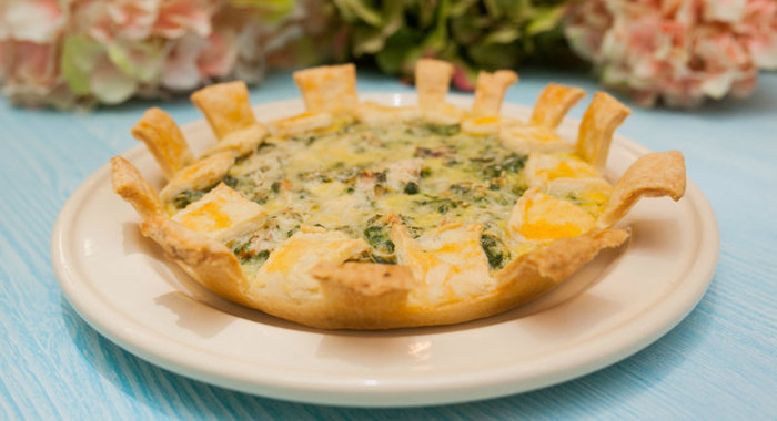 Киш с лососем и шпинатом