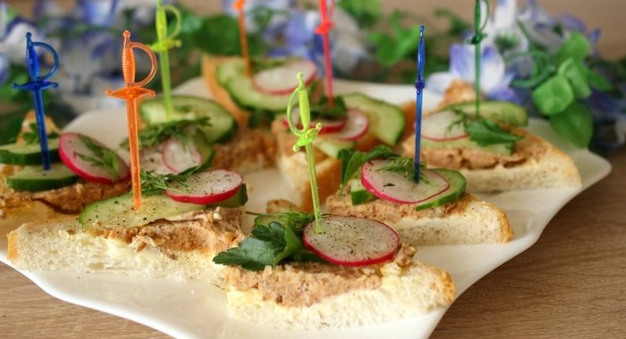 Бутерброды с паштетом и свежими овощами Гости на пороге