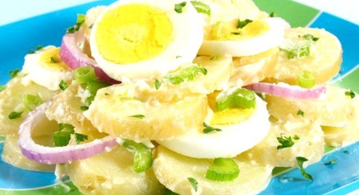 Картофельный салат с зеленью и сливочным соусом