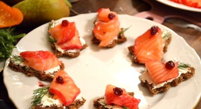 Канапе с семгой и сыром