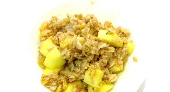 Овсянка с яблоком и корицей