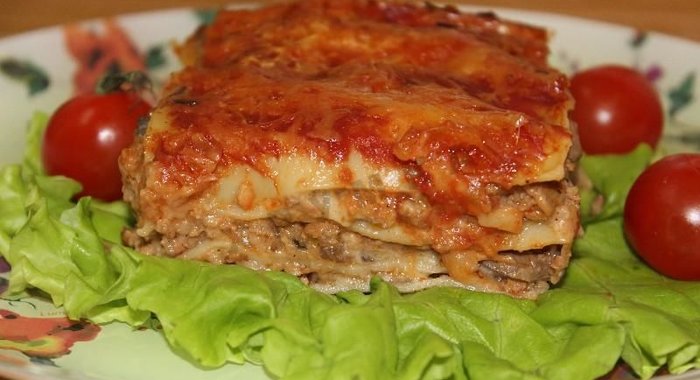 Мясная лазанья с грибным соусом