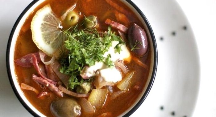 Мясная солянка с каперсами и солеными огурцами