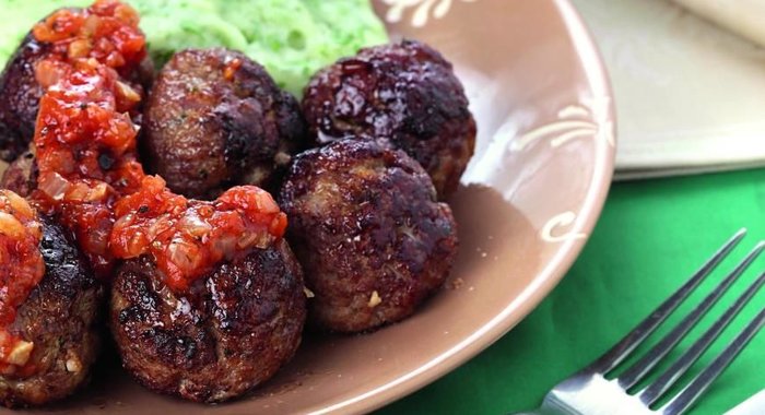 Фрикадельки с зеленым пюре