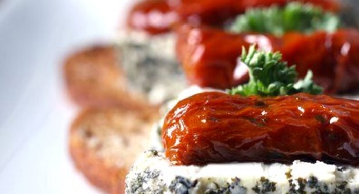 Канапе с сыром рикотта и запеченными томатами