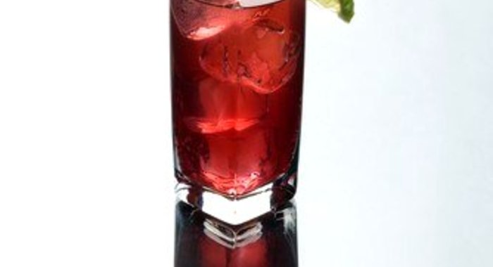 Лимонад с малиновым льдом