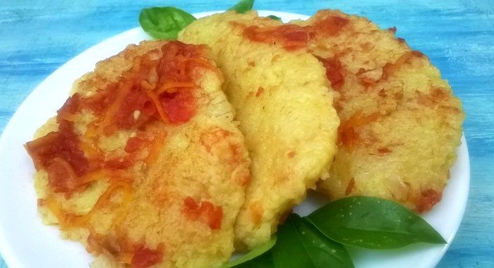 Луковые оладьи с подливой в мультиварке