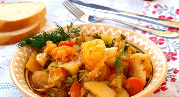 Овощное рагу с цветной капустой и стручковым горошком