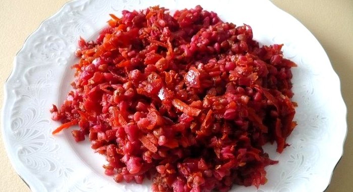 Постная гречка тушеная со свеклой