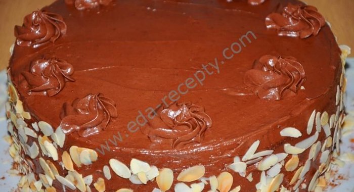 Шоколадный торт с вишней