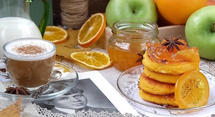 Сырники с морковью и пряным цитрусовым соусом с апельсинами и кумкватами