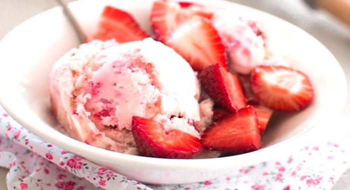 Мороженое с клубникой