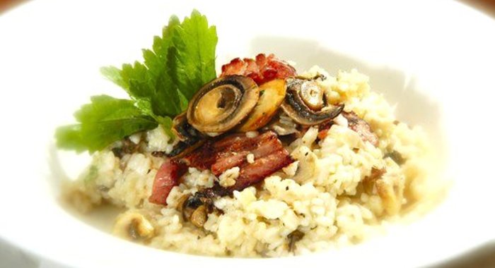 Плов с копченой макрелью и грибами