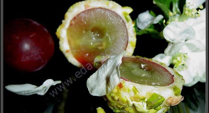 Канапе с сыром и виноградом