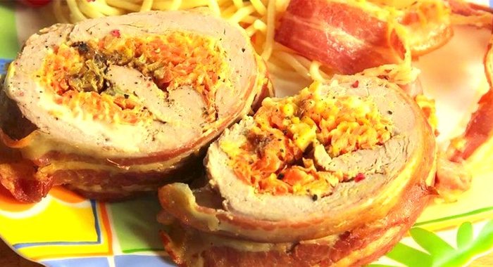 Мясной рулет с морковью и луком порей