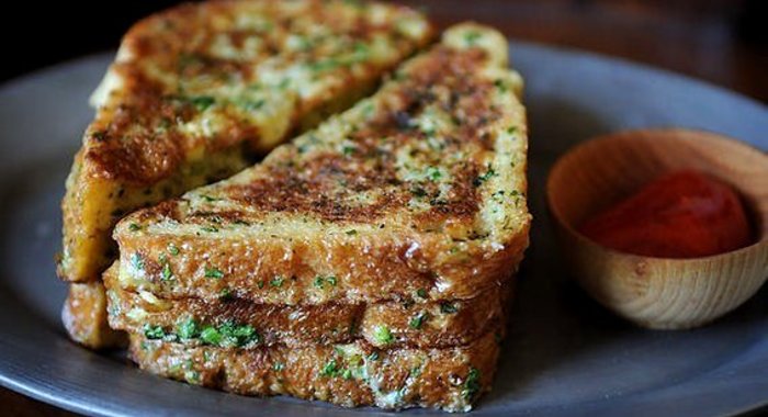 Тосты с зеленым луком и кинзой