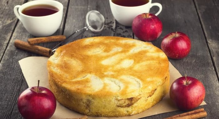 Яблочная шарлотка