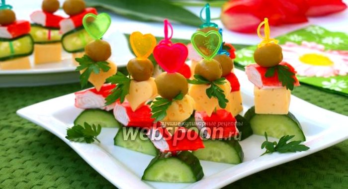 Канапе с крабовыми палочками, сыром и оливками