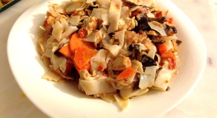 Рисовая лапша с курицей и древесными грибами