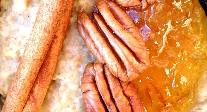 Овсяная каша с пряностями, пеканом и апельсиновым джемом