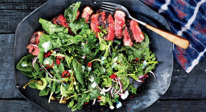 Говяжий стейк с рукколой и петрушкой