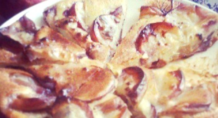 Шарлотка с инжирными персиками