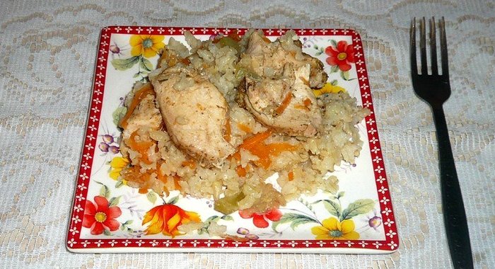 Рисовая каша с курицей и овощами в рукаве