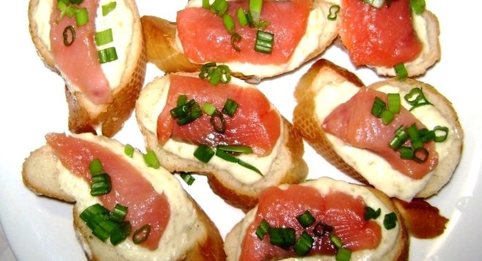 Маленькие бутерброды с красной рыбой