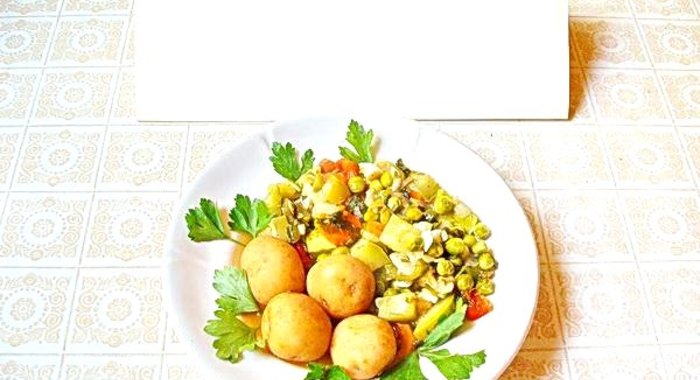 Рагу из молодых летних овощей с картофелем отварным