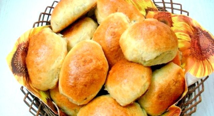 Пирожки дрожжевые с луком и яйцом