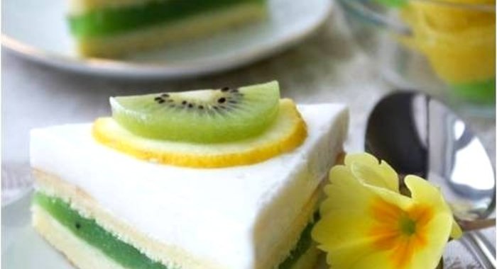 Пирожные с желе из киви