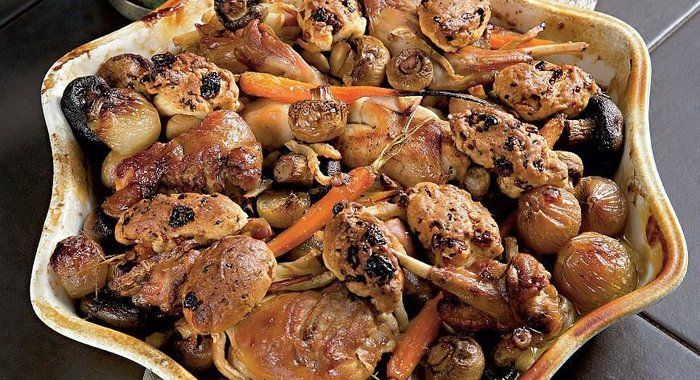 Рагу из кролика с клецками из изюма и душистым перцем