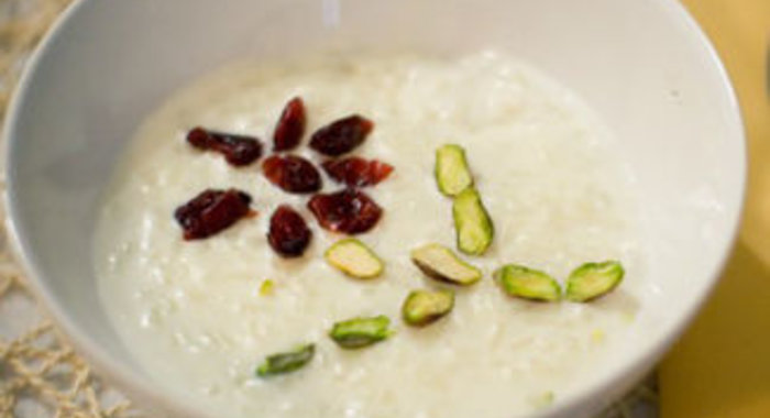 Рисовая каша с сушеной клюквой и фисташками