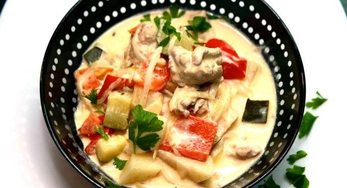 Гуляш в сметанном соусе