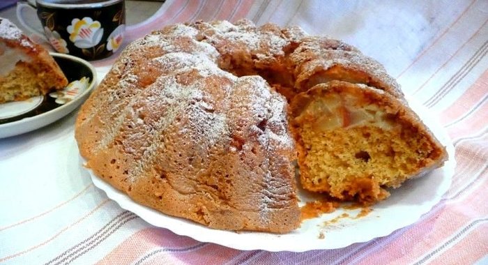 Шарлотка с грушей