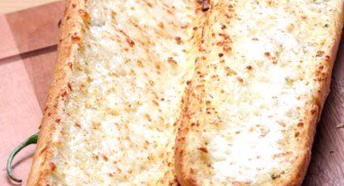 Чесночный хлеб со сливочным маслом