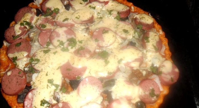 Пицца с сардельками и грибами в плавленном сыре