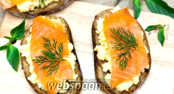 Бутерброд с яичницей-болтуньей